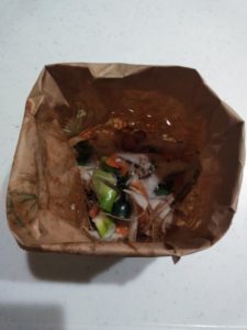 水切り紙袋に生ゴミを入れた様子