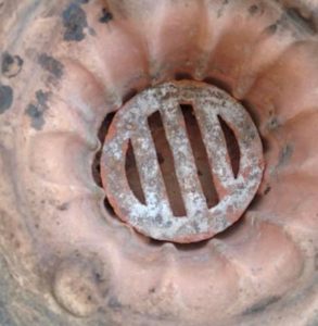 七輪の下にある陶器製のグリル