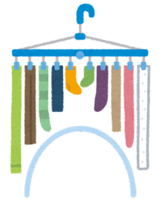 アーチ状に洗濯物を干している様子